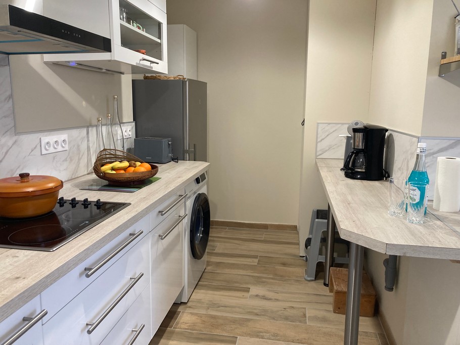 Fully equipped kitchen and washing machine