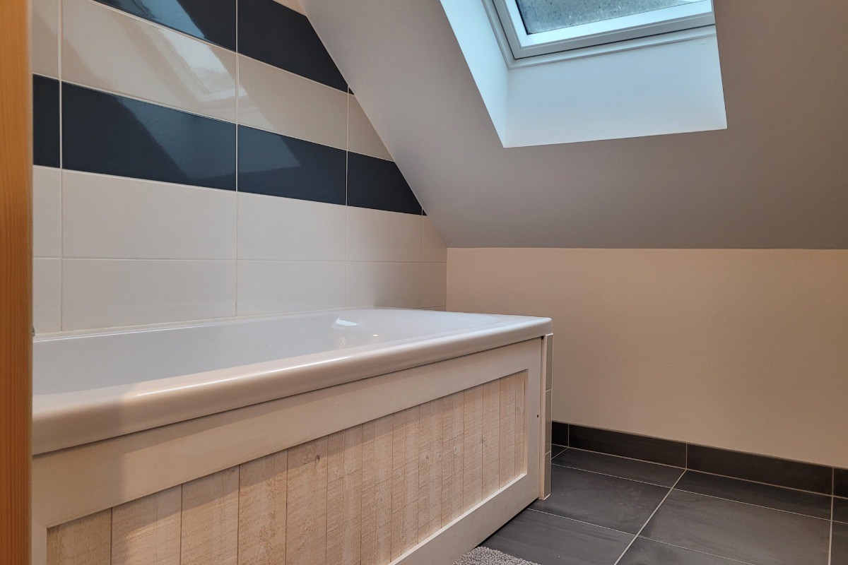 Le Saint, Location, Clévacances, Quemper-Guezennec, salle de bain de l'étage avec baignoire
