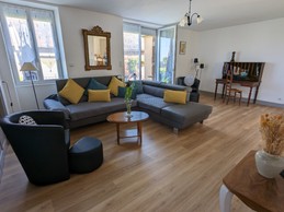 Salon spacieux et lumineux