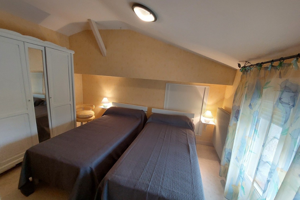 Chambre 2 à l'étage