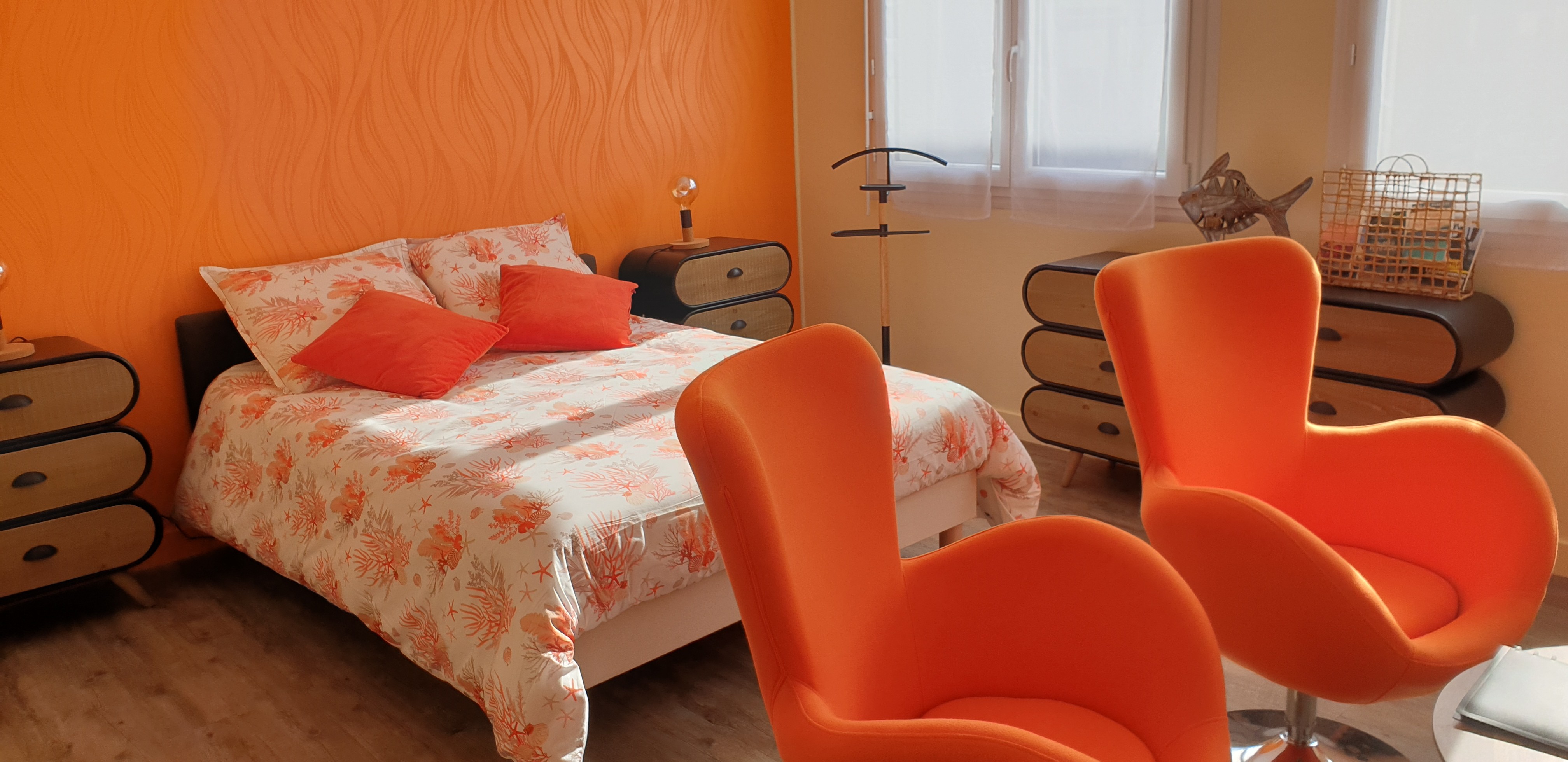 Une pièce de vie avec coin nuit et un coin salon