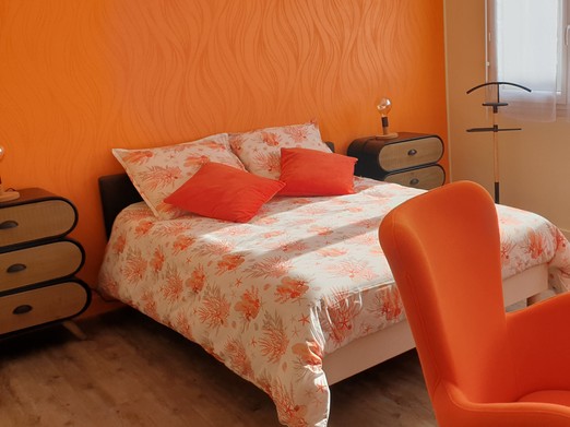 Une pièce de vie avec coin nuit et un coin salon