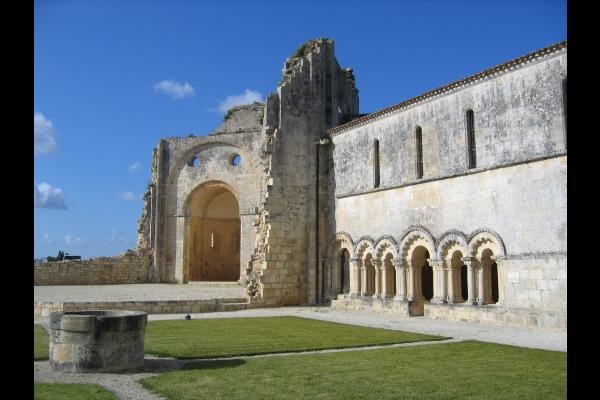 Abbaye de Trizay en Charente maritime