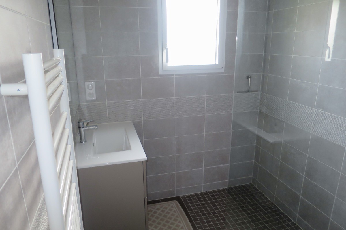 Salle d'eau RDC avec douche à l'italienne