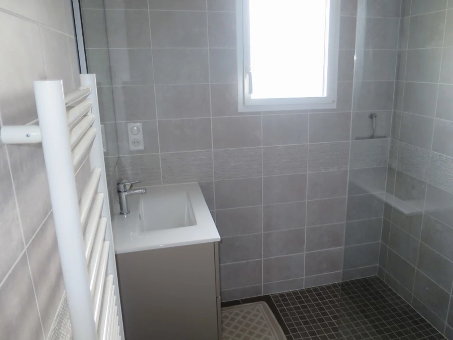 Salle d'eau RDC avec douche à l'italienne