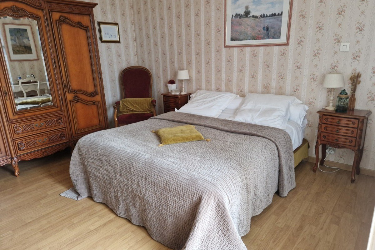 Chambre Style avec un lit en 140