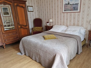 Chambre Style avec un lit en 140