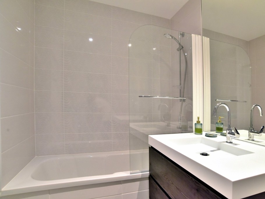 Salle de bain/douche avec WC, machine à laver et table à langer (1er étage)