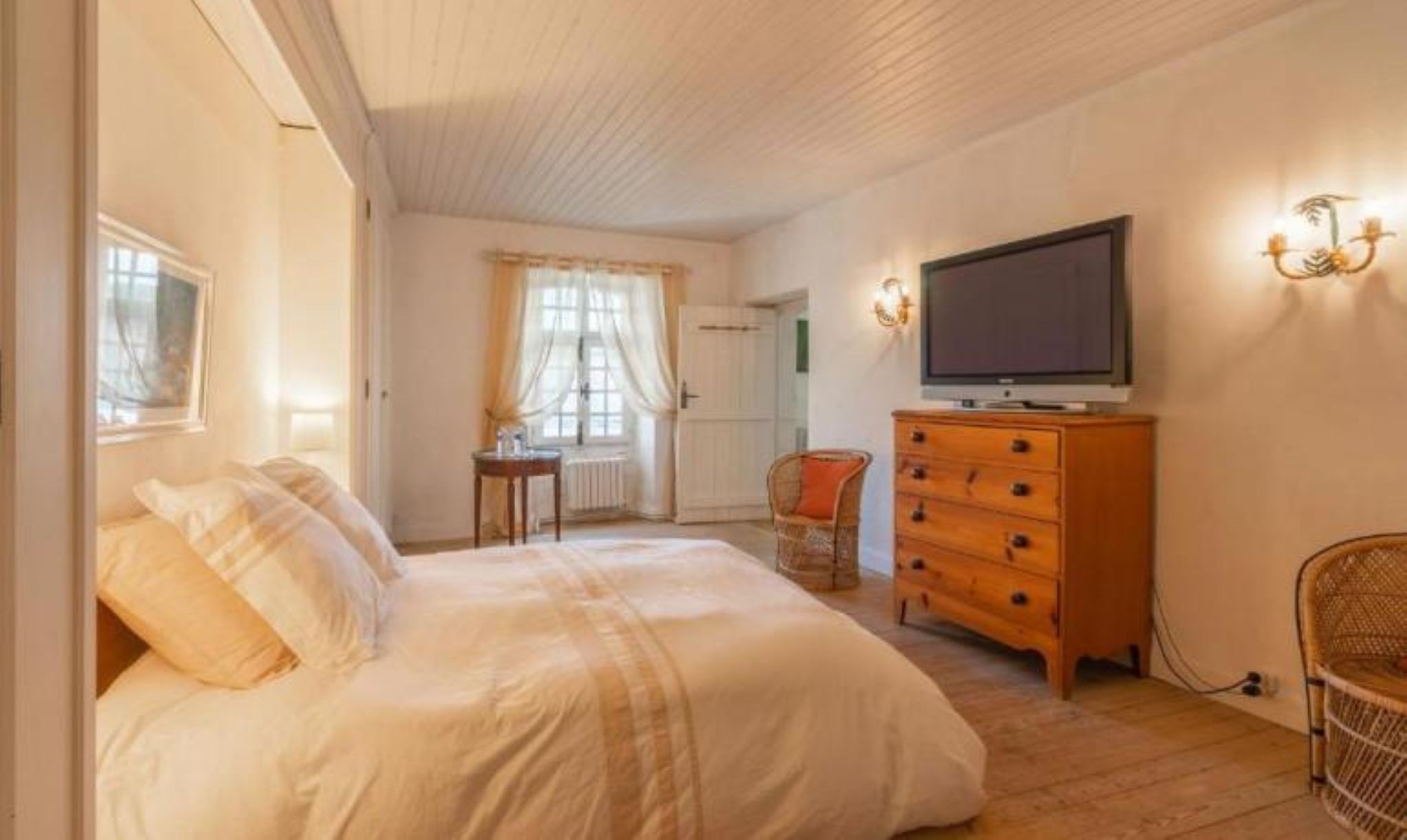 Chambre Daniel Gareshé pour 2 personnes avec télévision et Wifi, au 1er étage de la Maison Gareshé en Charente maritime