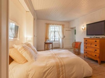 Chambre Daniel Gareshé pour 2 personnes avec télévision et Wifi, au 1er étage de la Maison Gareshé en Charente maritime