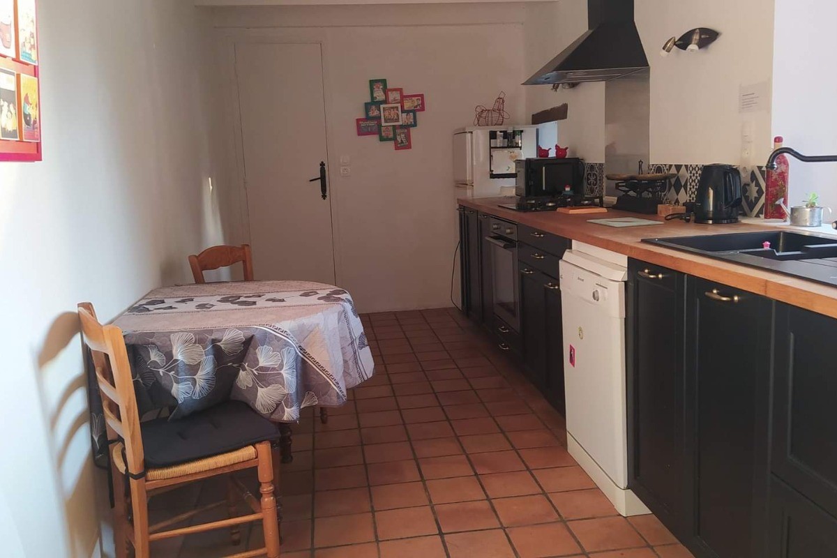 Un coin repas dans la cuisine.