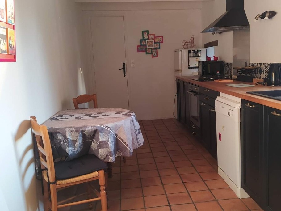 Un coin repas dans la cuisine.