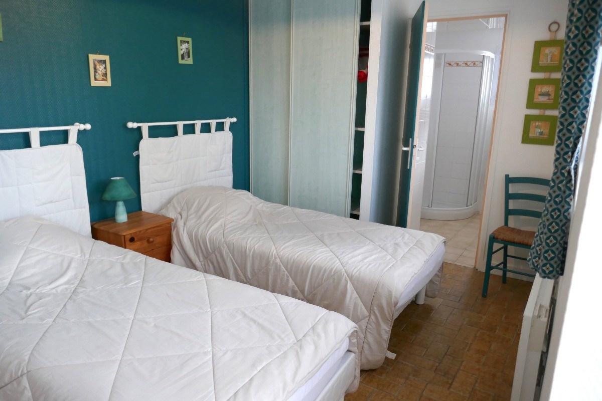 Chambre 2 avec 2 lits en 90 et salle d'eau attenante