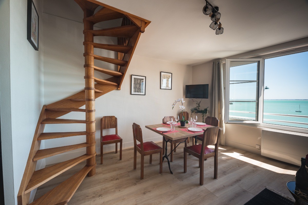 Espace repas vue sur mer
