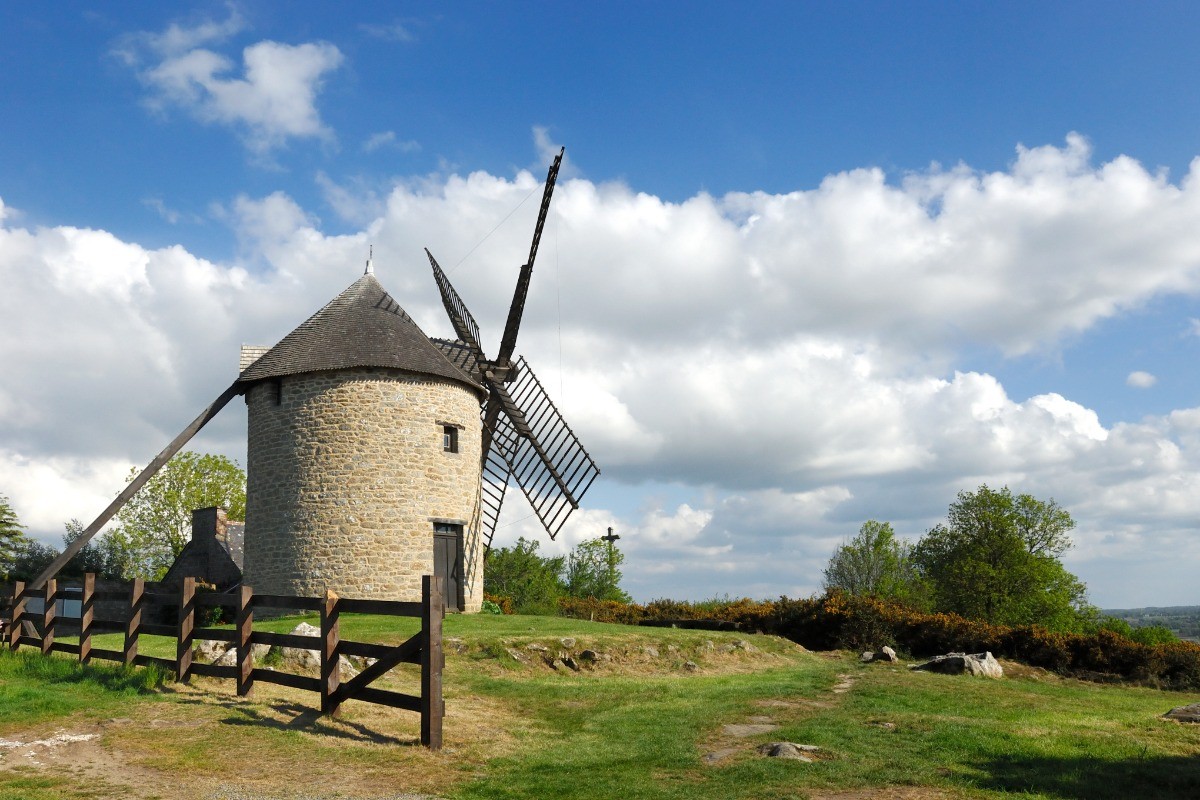 Moulin à vent au sommet du Mont-Dol. Panorama sur la Baie du Mont Saint-Michel.Crédits photo : CRTB LE-GAL-Yannick