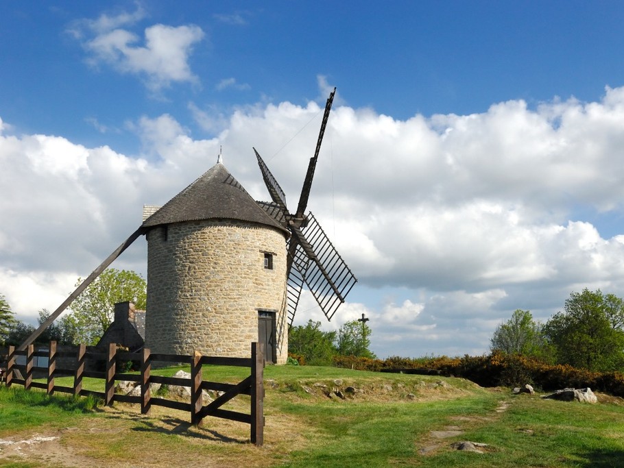 Moulin à vent au sommet du Mont-Dol. Panorama sur la Baie du Mont Saint-Michel.Crédits photo : CRTB LE-GAL-Yannick