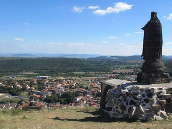 Notre Dame de la Garde à 1,2 km par un très agréable chemin de randonnée
