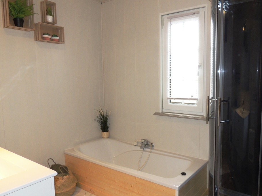 salle de bain renovée douche et baignoire