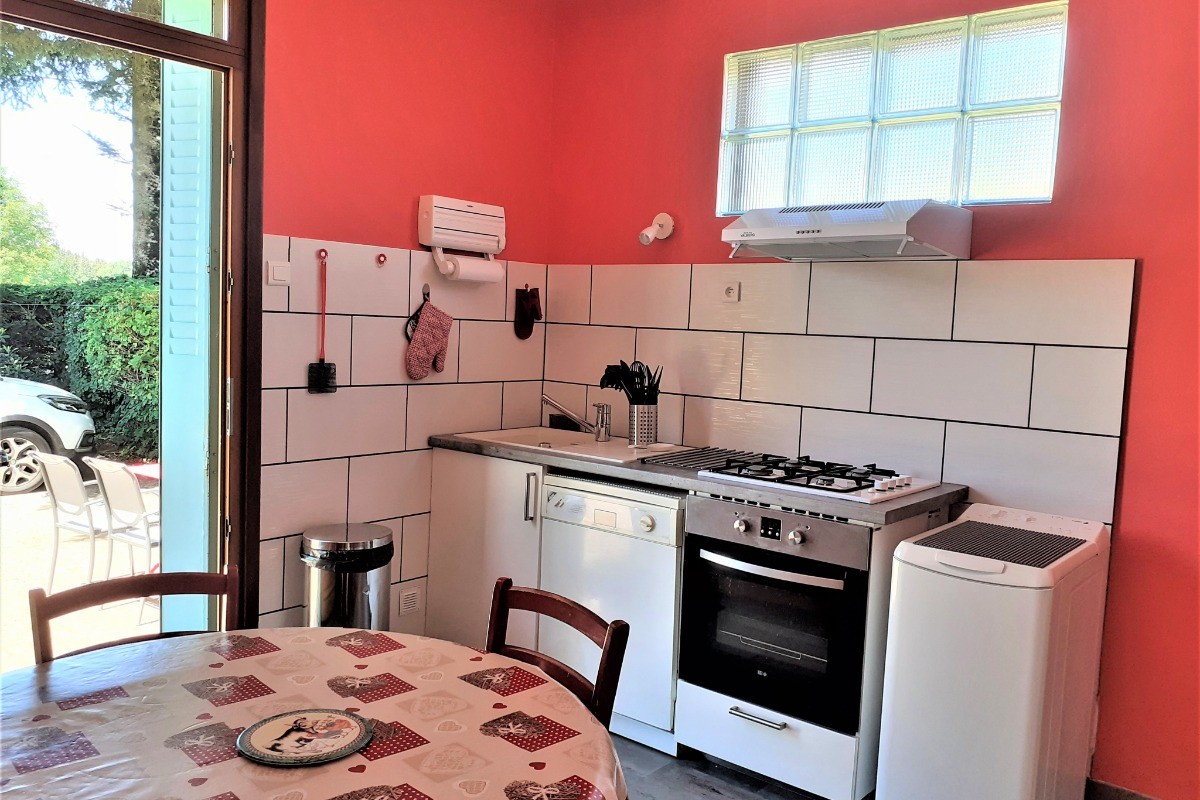 Cuisine avec accès plain pied sur jardin
