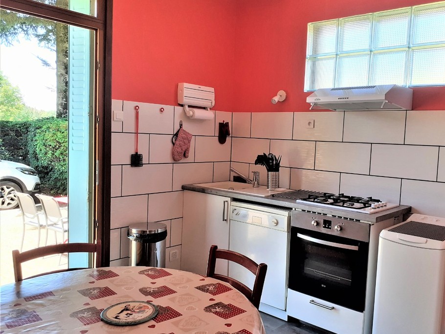 Cuisine avec accès plain pied sur jardin