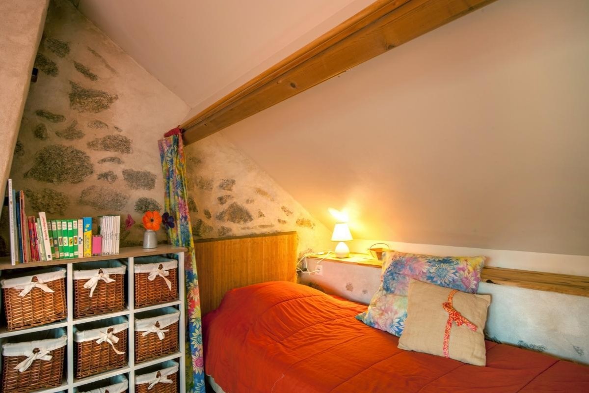 2ème chambre étage 3 lits 1 pers. (détail)