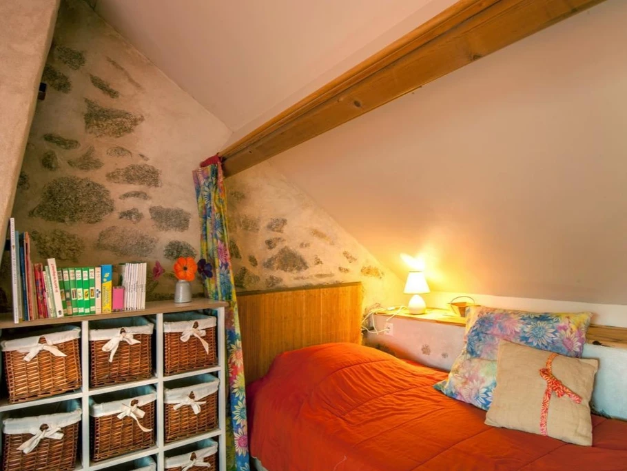 2ème chambre étage 3 lits 1 pers. (détail)