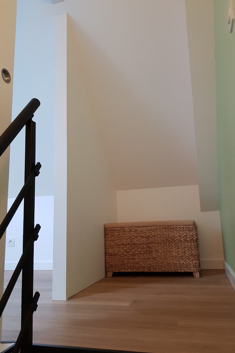 Escalier menant à la chambre indépendante et à la salle d'eau.