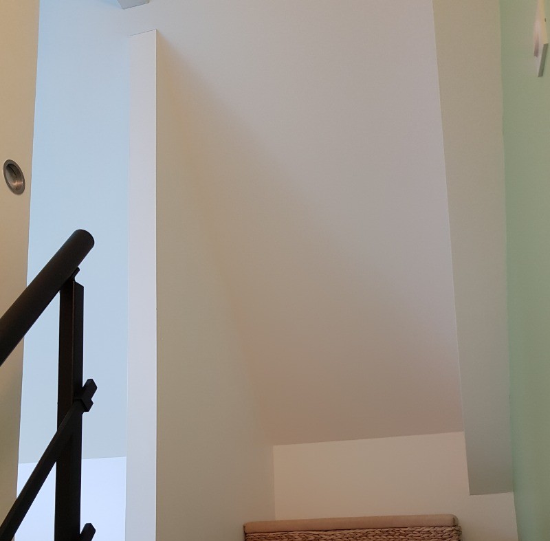 Escalier menant à la chambre indépendante et à la salle d'eau.