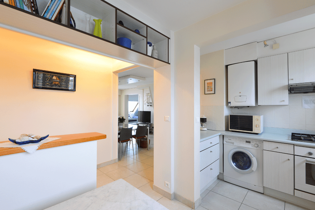 Cuisinedonnant sur couloir et salon