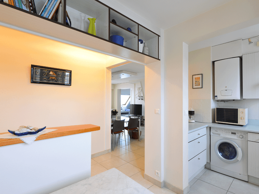 Cuisinedonnant sur couloir et salon