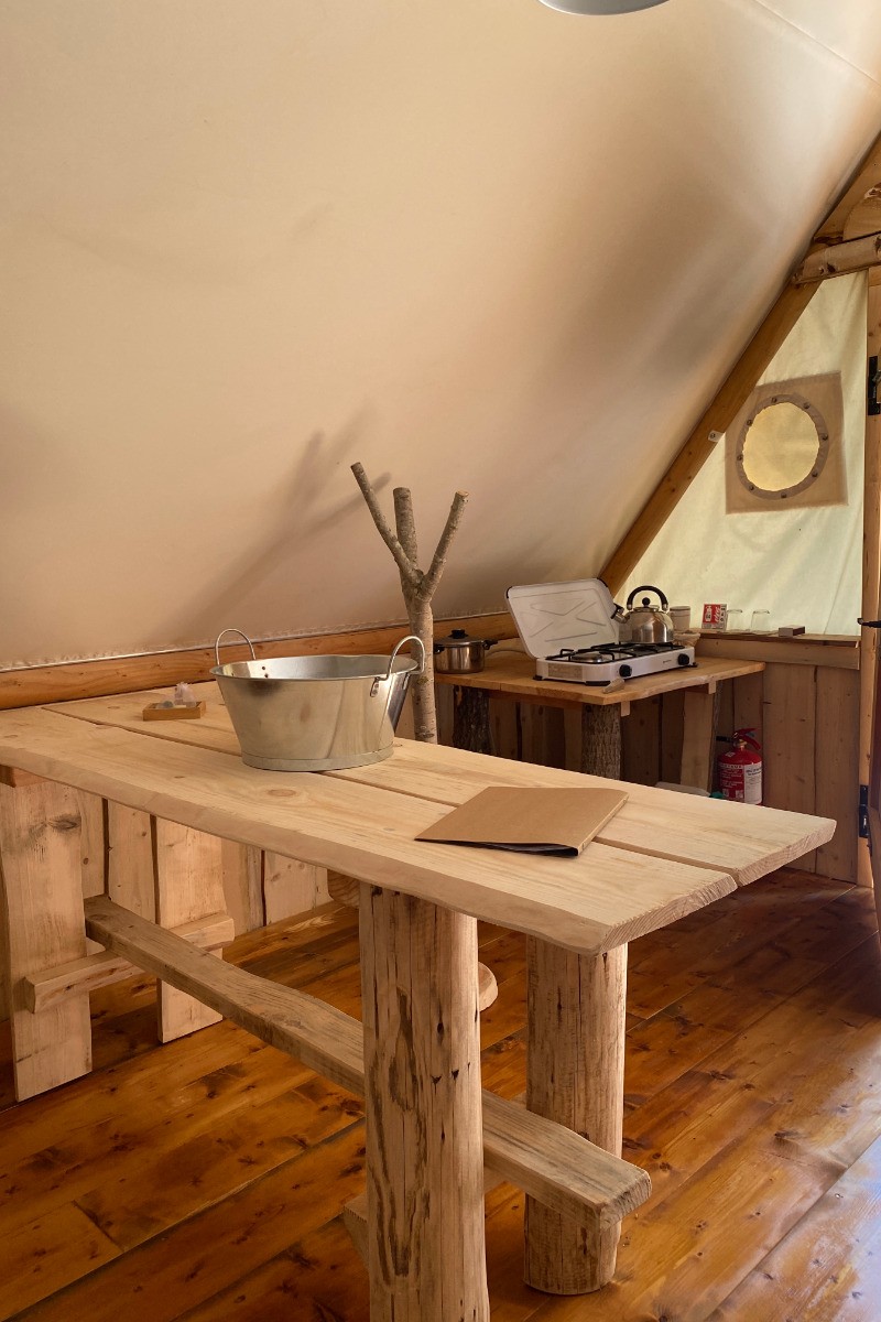 Espace cuisine - Tente du Trappeur - Les Cabanes du Lac de Pierre Percée