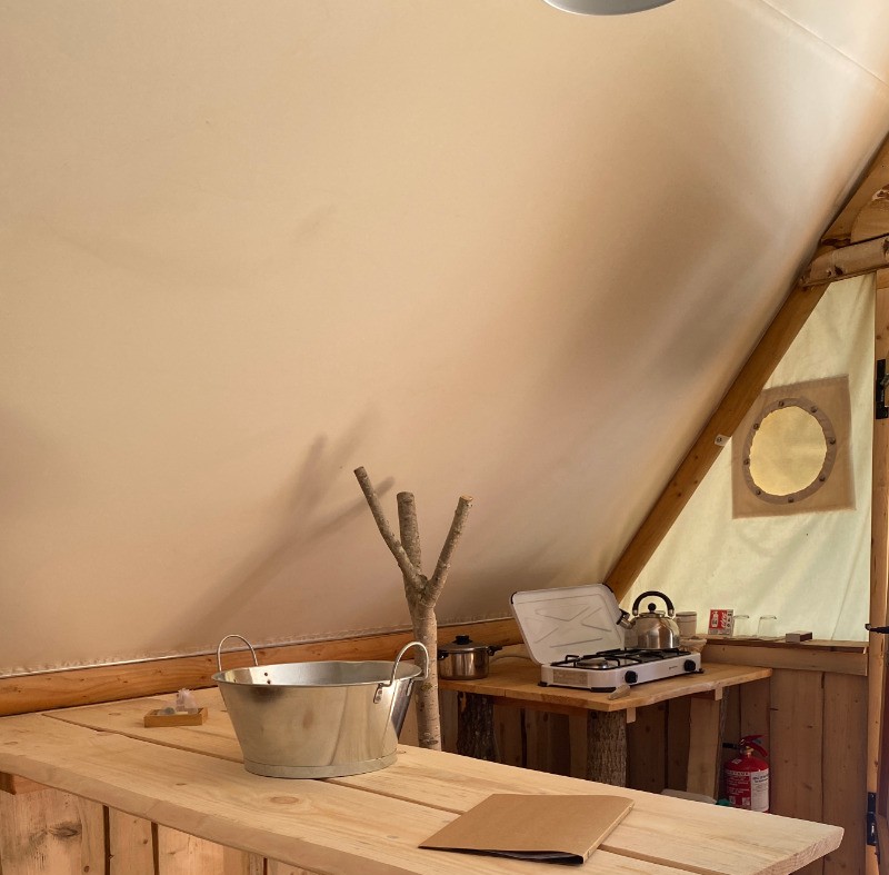 Espace cuisine - Tente du Trappeur - Les Cabanes du Lac de Pierre Percée