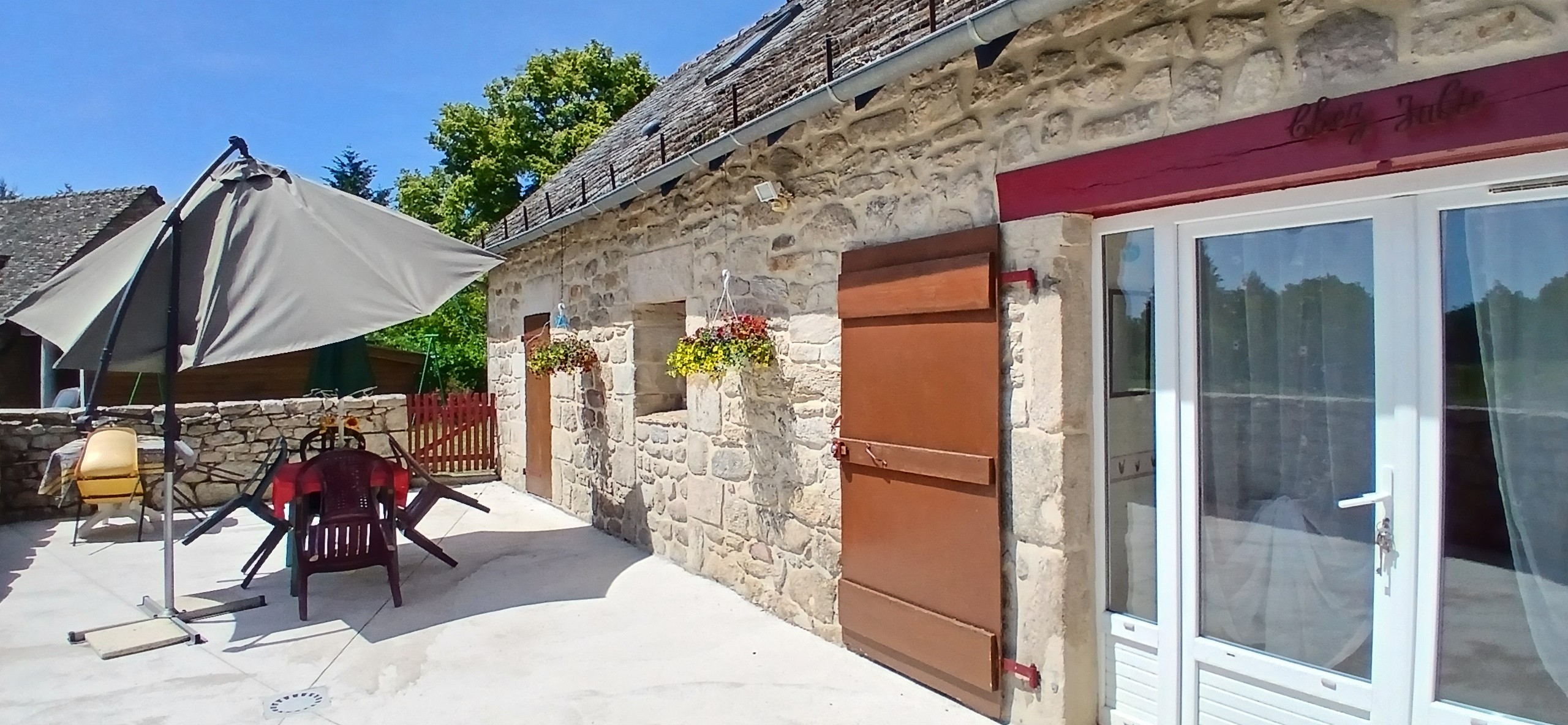 "Chez Julie" holiday cottage in Hautefage, Corrèze: The terrace