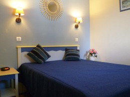 chambre avec lit 140 armoire penderie et commode