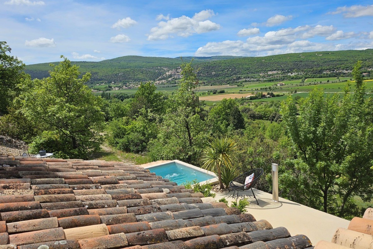 Vue sur le village de Simiane-la-Rotonde, Gîte le Larès, Domaine la Melette