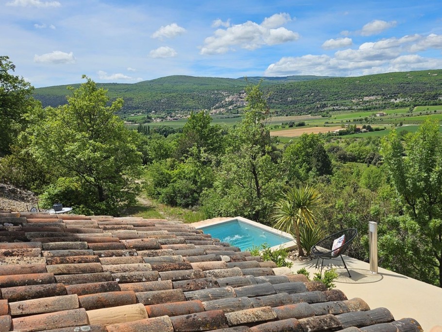 Vue sur le village de Simiane-la-Rotonde, Gîte le Larès, Domaine la Melette