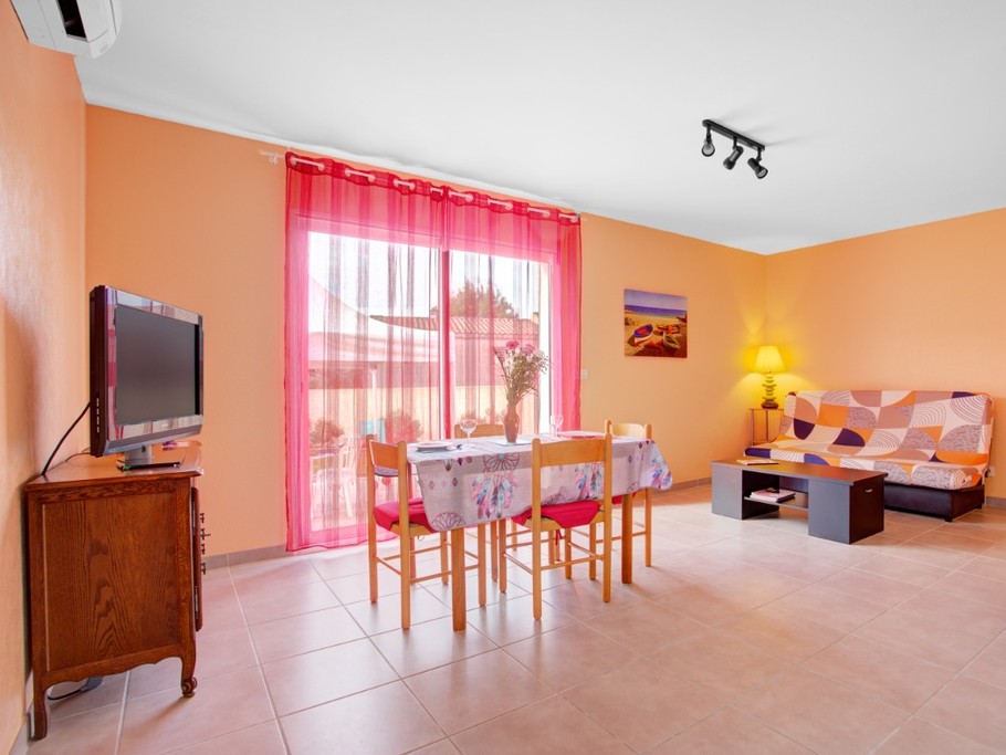 Salle à manger avec télévision et climatisation Marseillan
