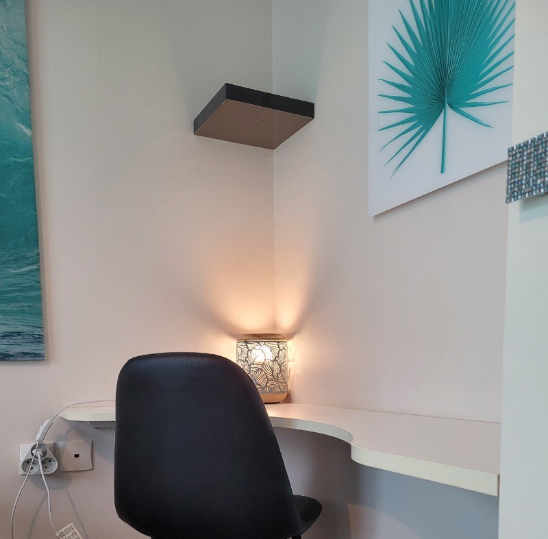 LABARRE, location, Clévacances, Paimpol, espace bureau dans la chambre