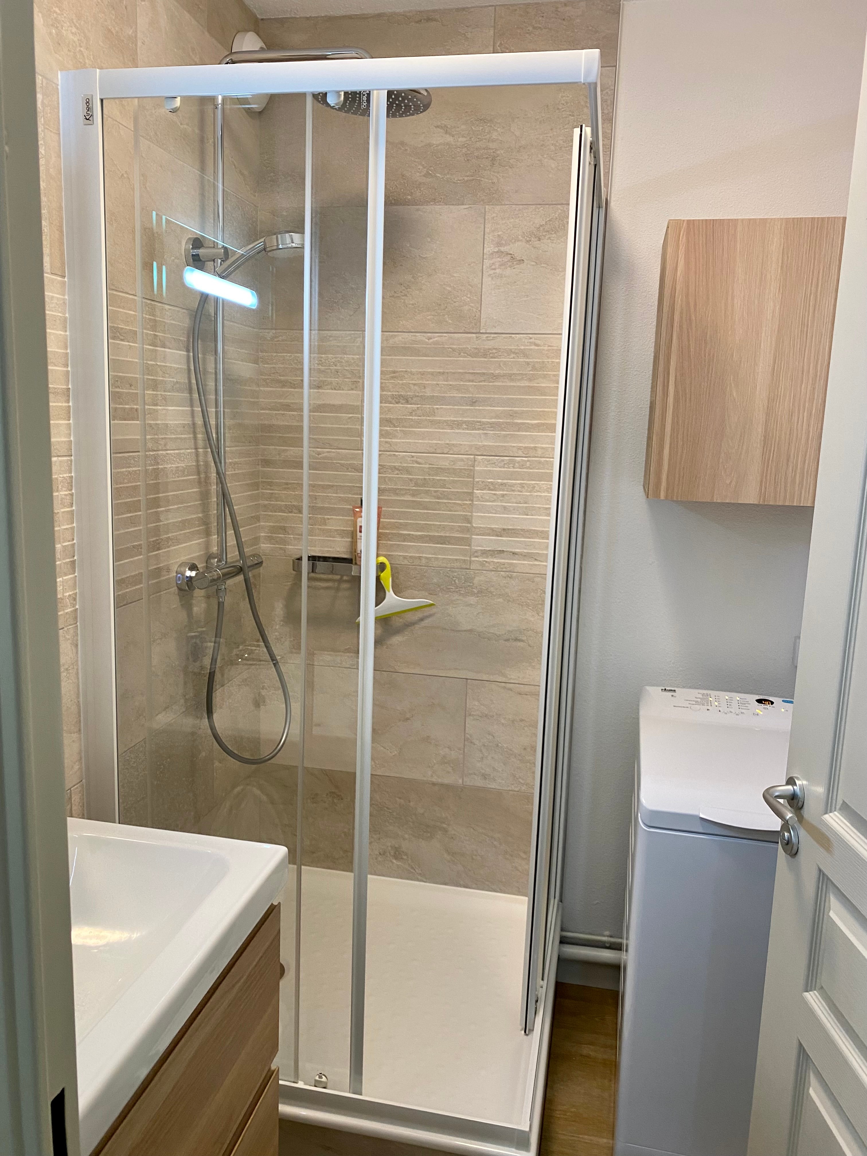 Belle salle d'eau avec grande douche thermostatique et lave-linge