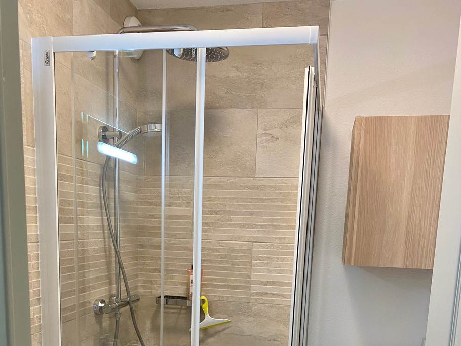 Belle salle d'eau avec grande douche thermostatique et lave-linge