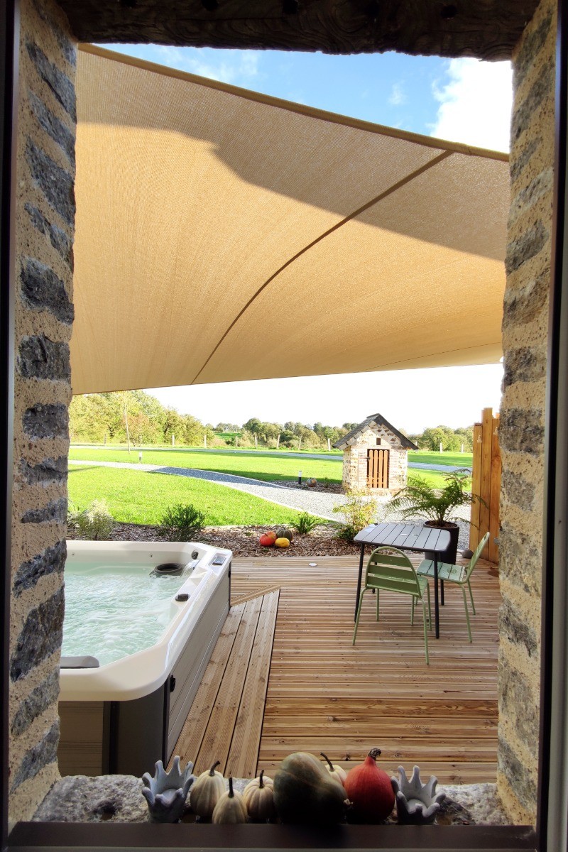 Vue depuis l'intérieur sur la terrasse et le SPA privatif