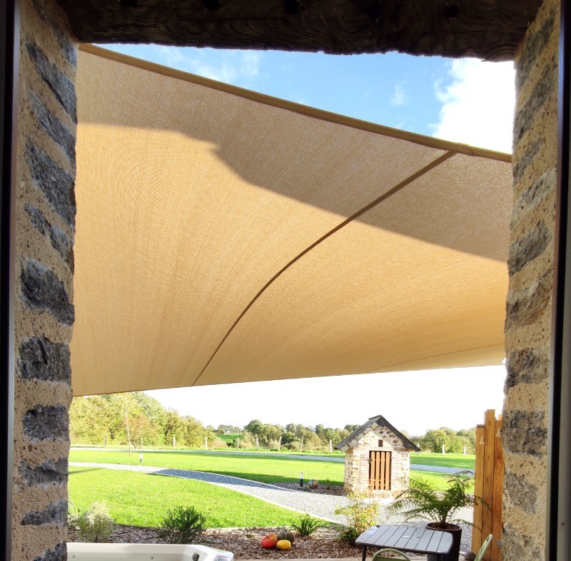 Vue depuis l'intérieur sur la terrasse et le SPA privatif