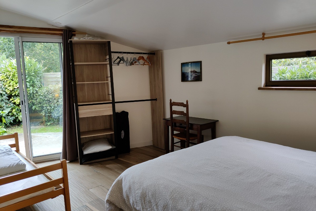 Grande chambre avec lit confortable en 160cm