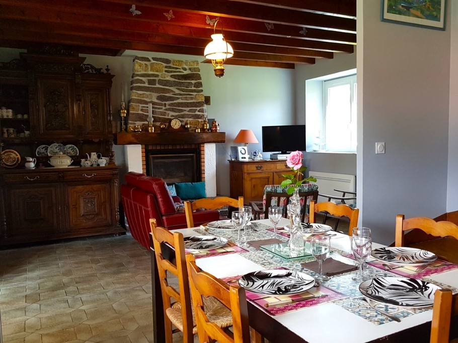 Grande pièce de vie avec coin cuisine neuve et toute équipée, coin séjour et coin salon.Crédits photo : Clévacances 35