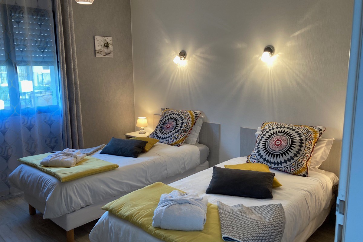 2ème chambre jaune/grise : 2 lits de 90x200