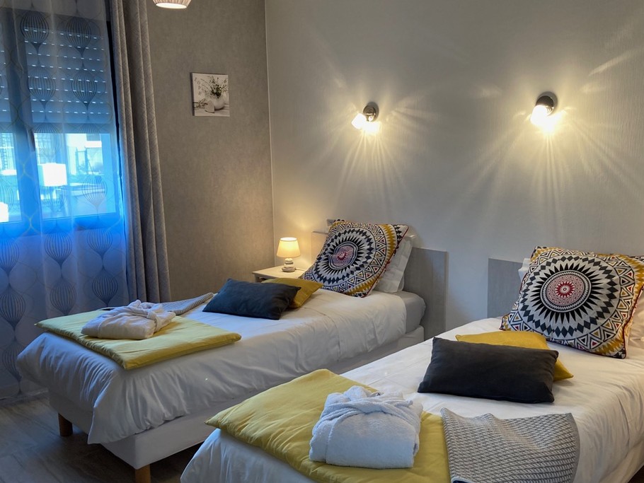 2ème chambre jaune/grise : 2 lits de 90x200