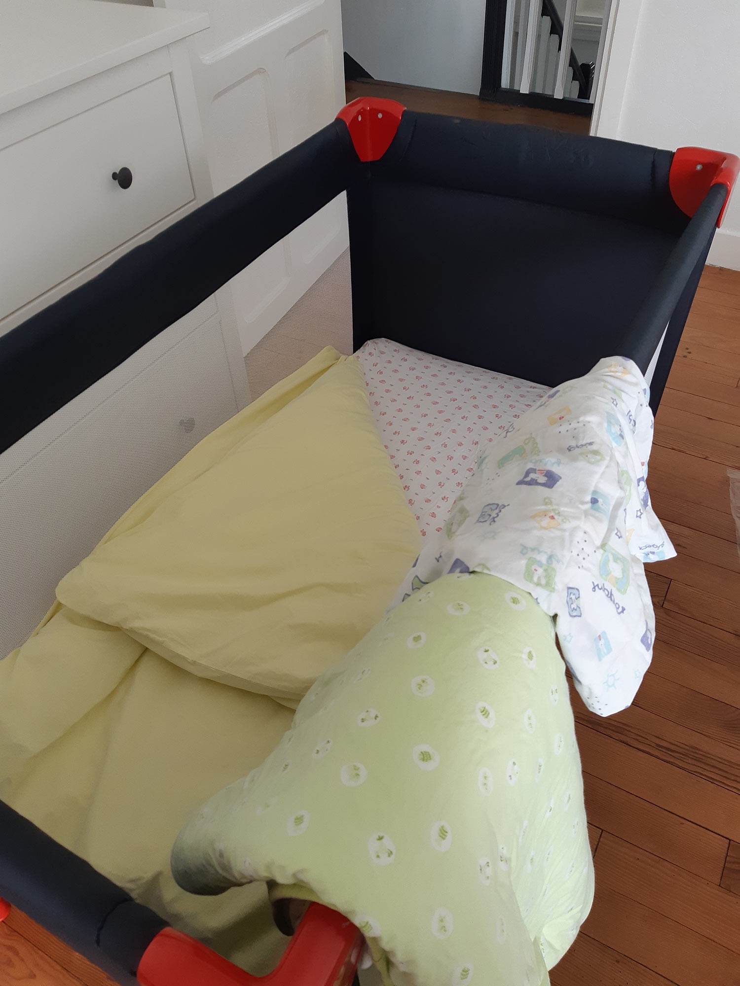 Lit parapluie avec linge de lit bb (sur demande)