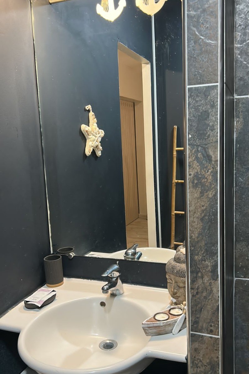 Salle de bain N° indépendante attenante au salon