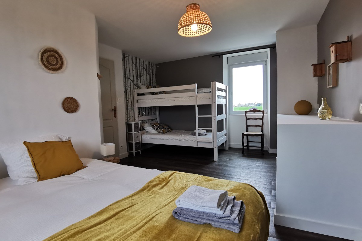 Chambre avec 1 lit 180 + lits superposés à l'étage