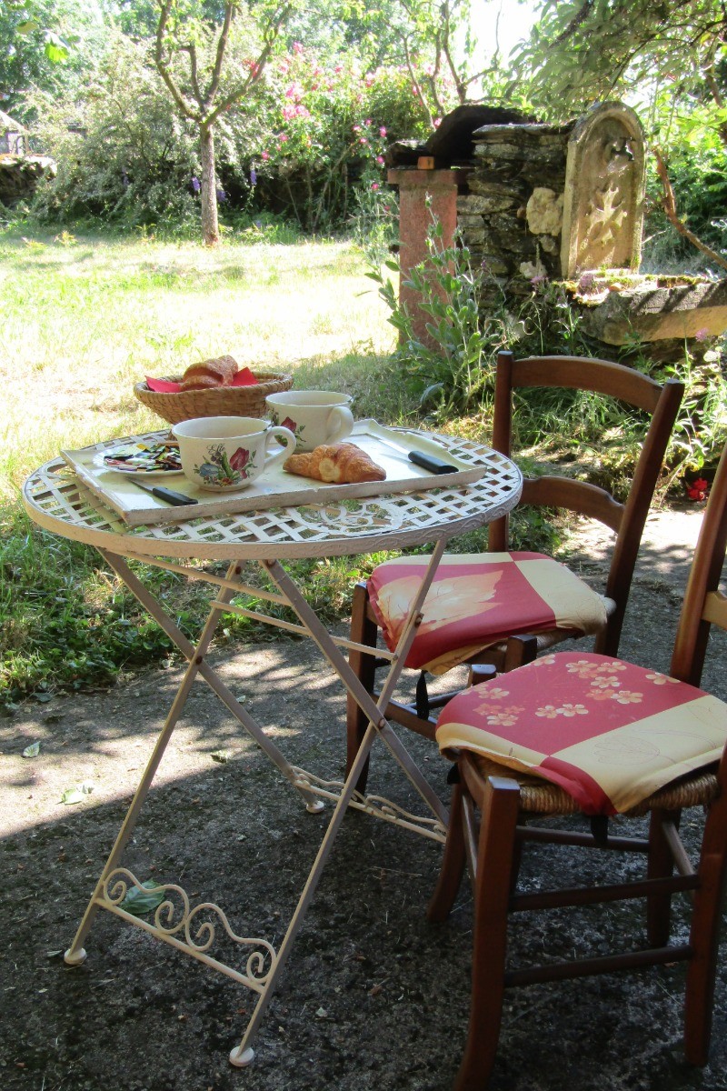 Sympa, le petit dèj au jardin à la Fenial.